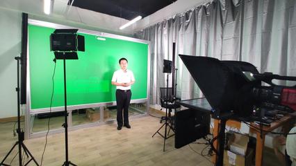 我校創(chuàng)客中心自助式微課錄播室建成并投入使用，融合攝影擴(kuò)印服務(wù)，賦能創(chuàng)新教育